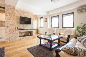 WHITE APARTMENT